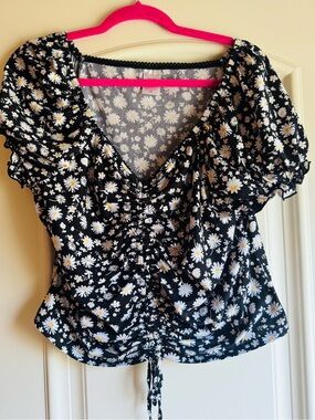 Black Daisy Print Ruched V-Neck Puff Sleeve Cropped Top
